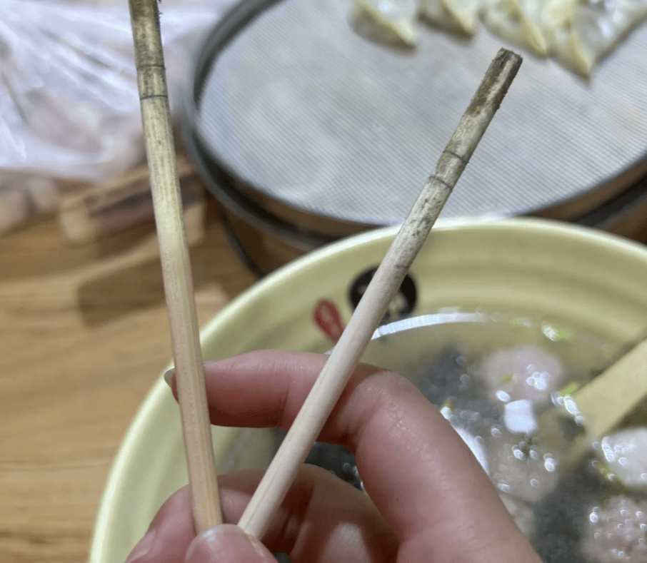 最直观的表现,就是一次性筷子过期之后,可能会出现发霉变黑的问题.