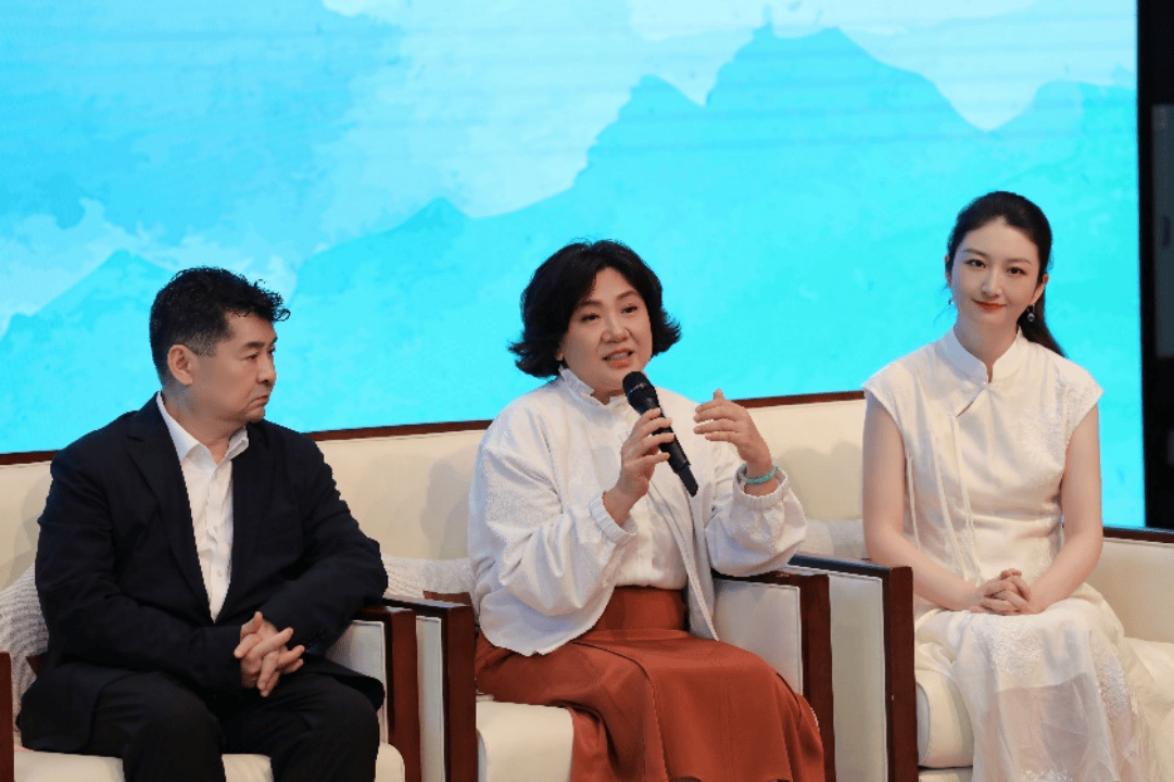国家京剧院院长王勇,艺术总监袁慧琴等和剧团青年演员来沪交流据王勇