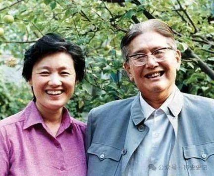 1973年，乔冠华要迎娶章含之，女儿哭着说：你忘了我妈妈，我没忘