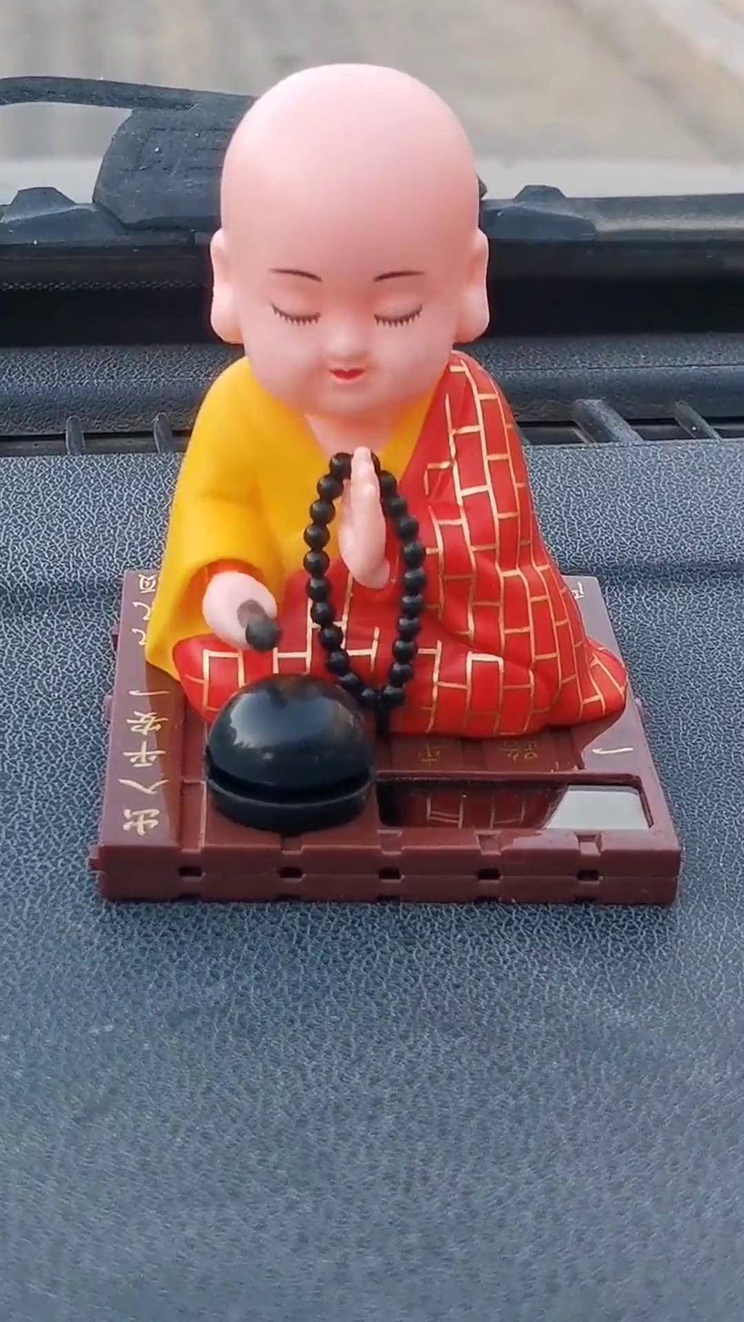 太阳能摆件,有光就会点头敲木鱼的小和尚这也太可爱了吧 创意摆件 好