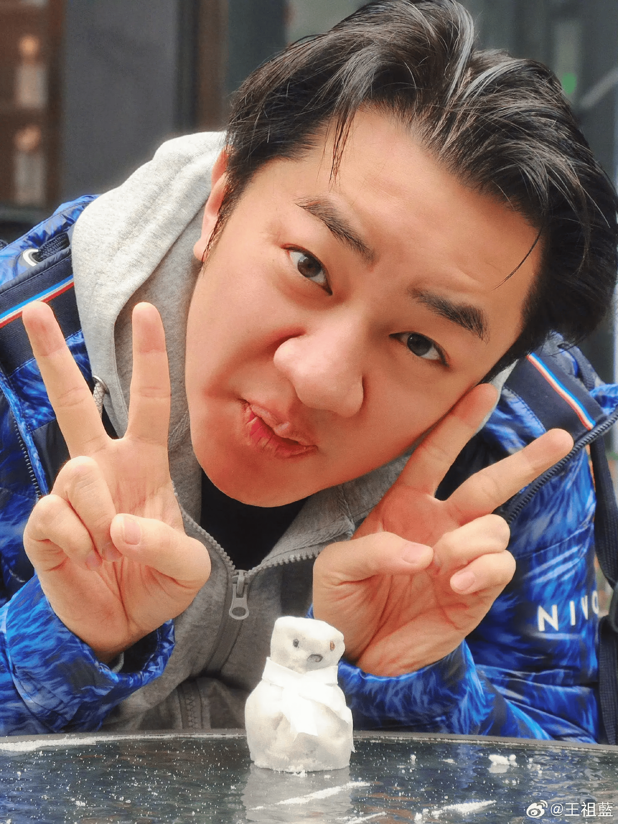 港星王祖蓝晒近况!亲手为妻女做新疆烤包子,过亿豪宅内景曝光