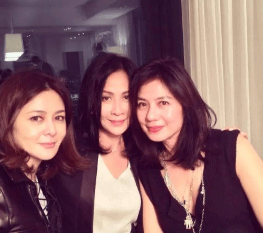 绝了,看了钟楚红和关之琳的合照,才知道周润发为何甘愿为她捏脚