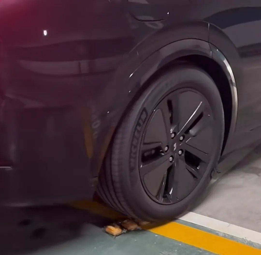 全网群嘲的“娇妻吃压扁面包”挑战，惹怒了多少女生_搜狐网