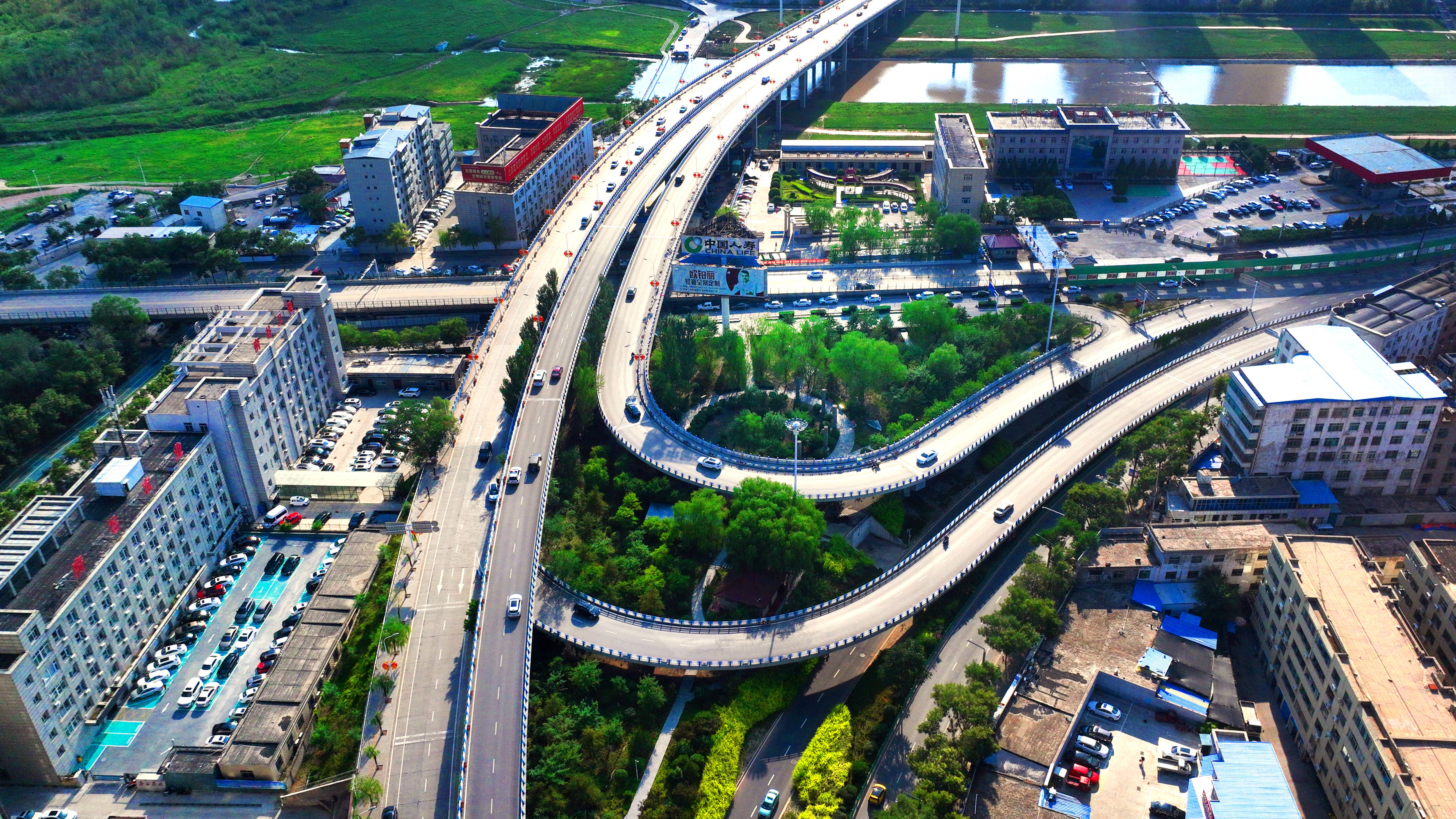 黄河路是府谷中心城区外出连接榆蓝高速的主要"快速通道",向内畅通g