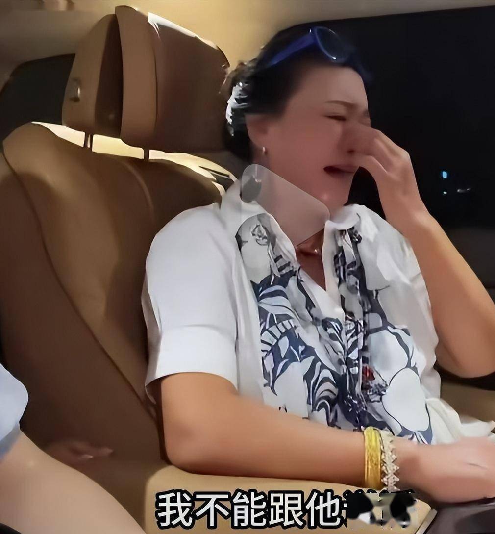 66岁张兰直播途中摔倒，汪小菲电话关心，张兰抱怨：不诚心，没孝心-张兰前夫汪泽翰现任妻子是谁