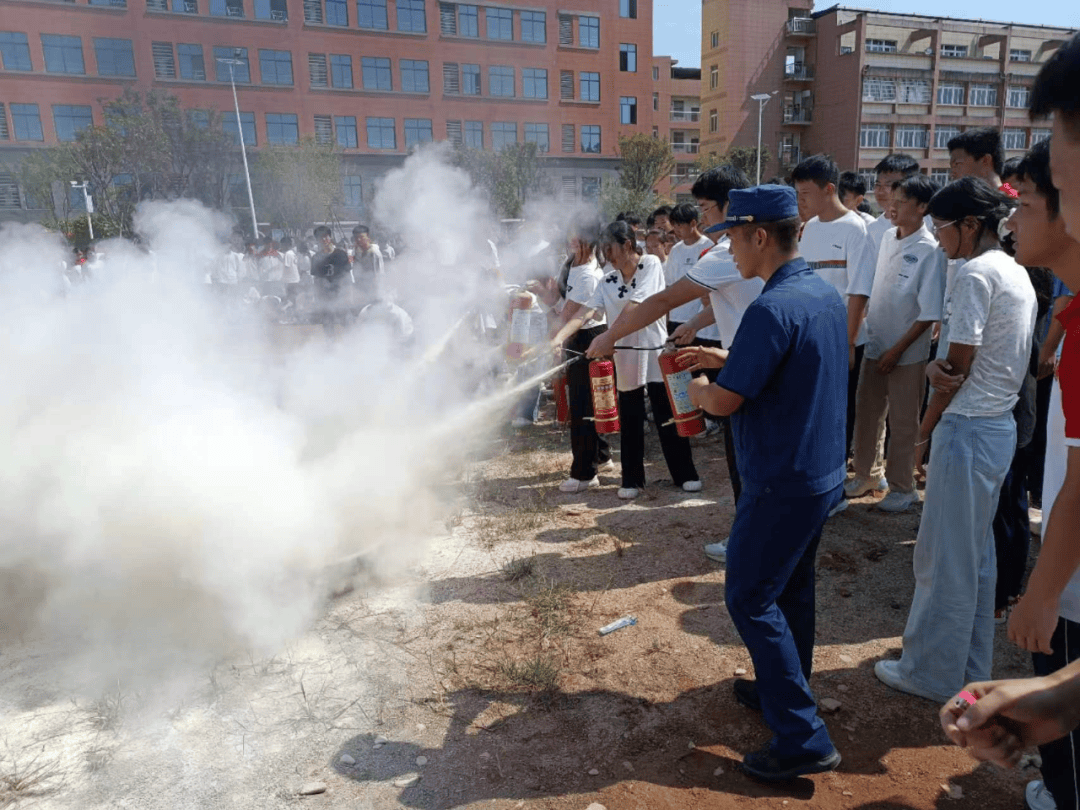 以"演"筑防 以"练"为战| 崇仁二中团委开展消防应急疏散演练活动