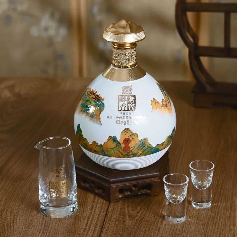 搭配墨绿色礼盒以及镂空设计,入眼就可看见坛身的河清海晏,大气沉稳.