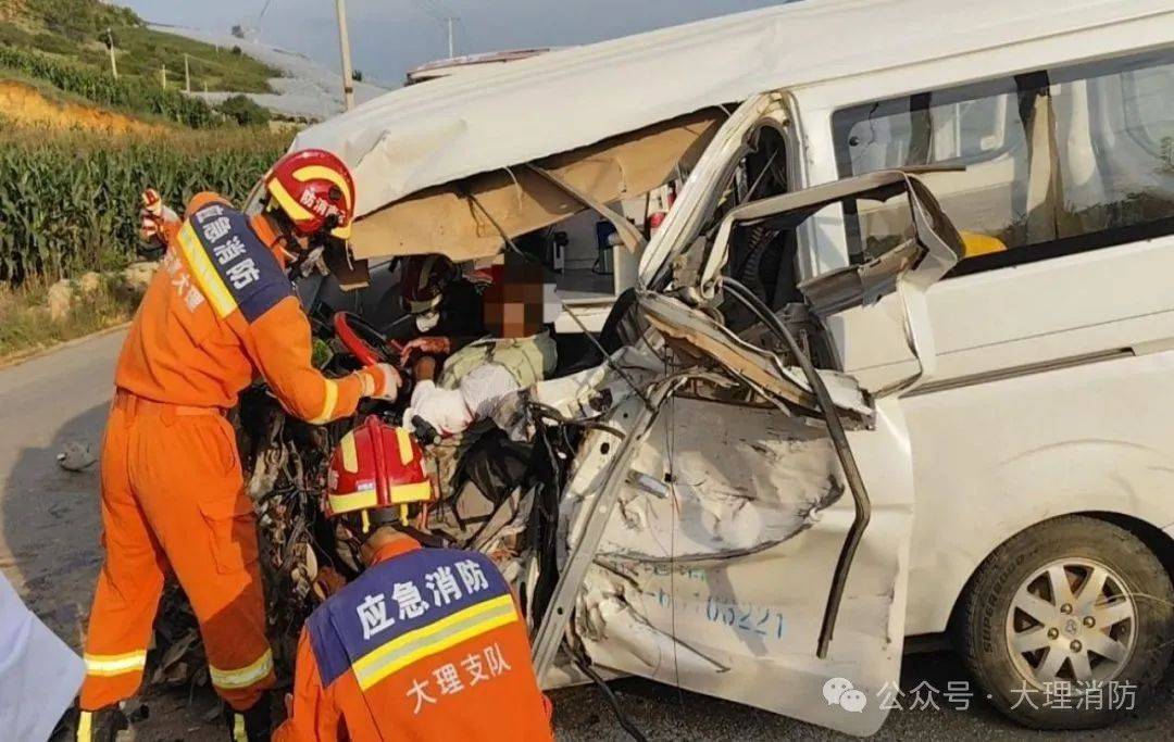 "救"在身边丨两车相撞司机被困车内 宾川消防快速救援