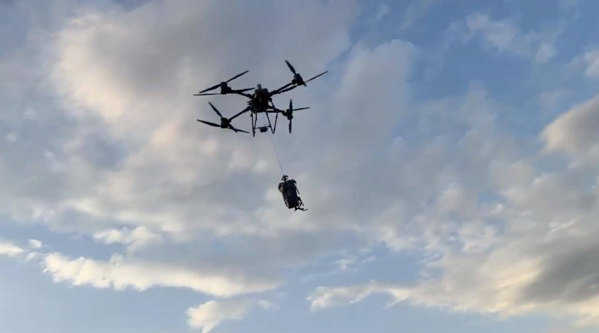 无人机空投物资!26小时,25公里解救6名爬山老人_救援_人员_被困者