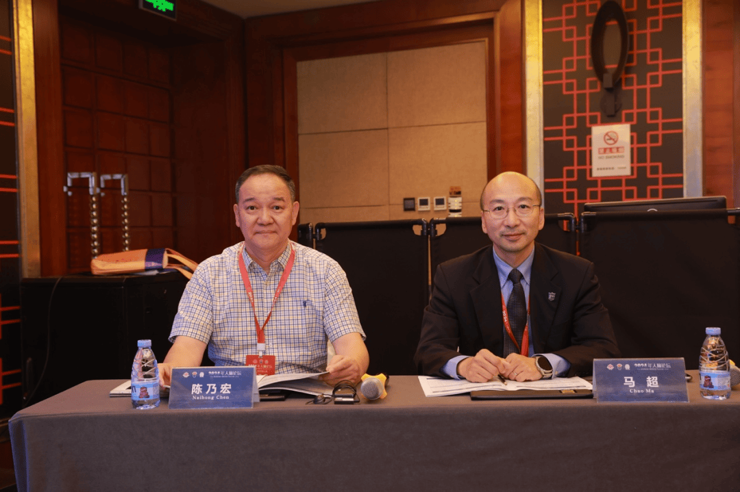 北京协和医院神经科主任朱以诚教授主持开幕式,并与北京协和医院彭斌