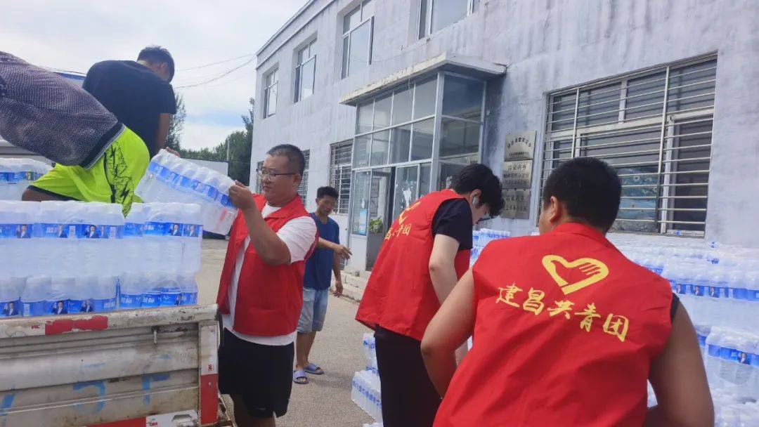 新区志愿者协会等多家社会组织青年志愿者前往秋子沟等乡镇▲20日5时