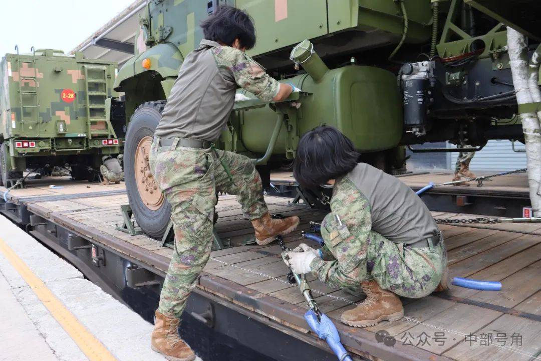 铿锵女兵给战车系上"安全带"!