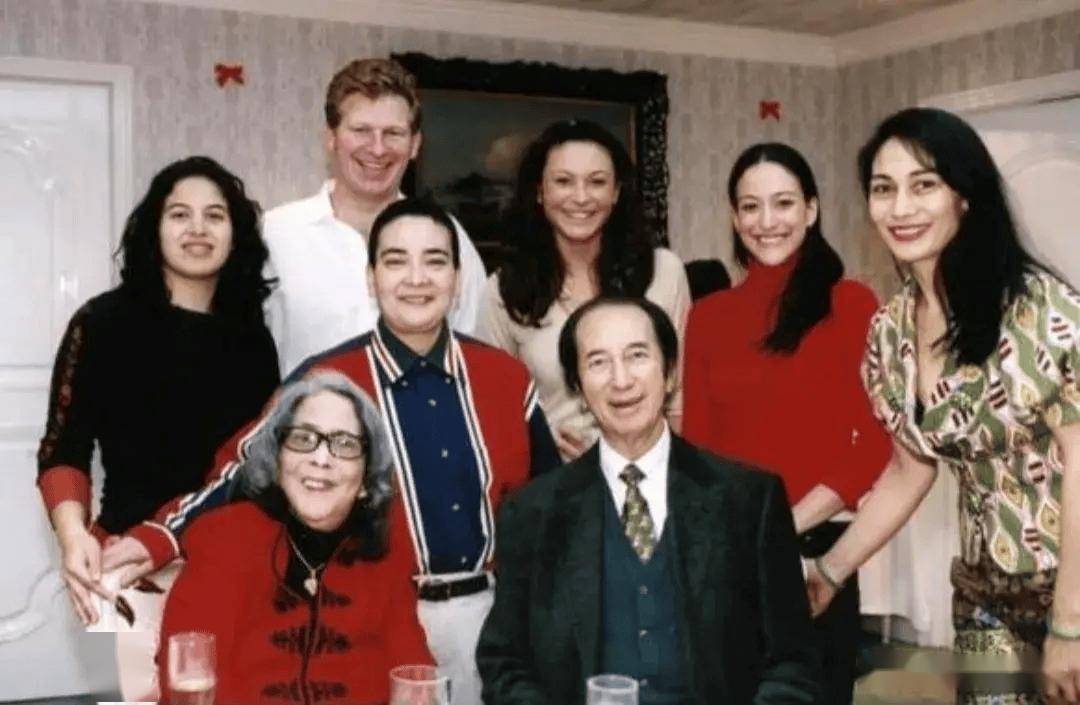 赌王17个孩子,6个进娱乐圈发展,只有大房一家本本分分