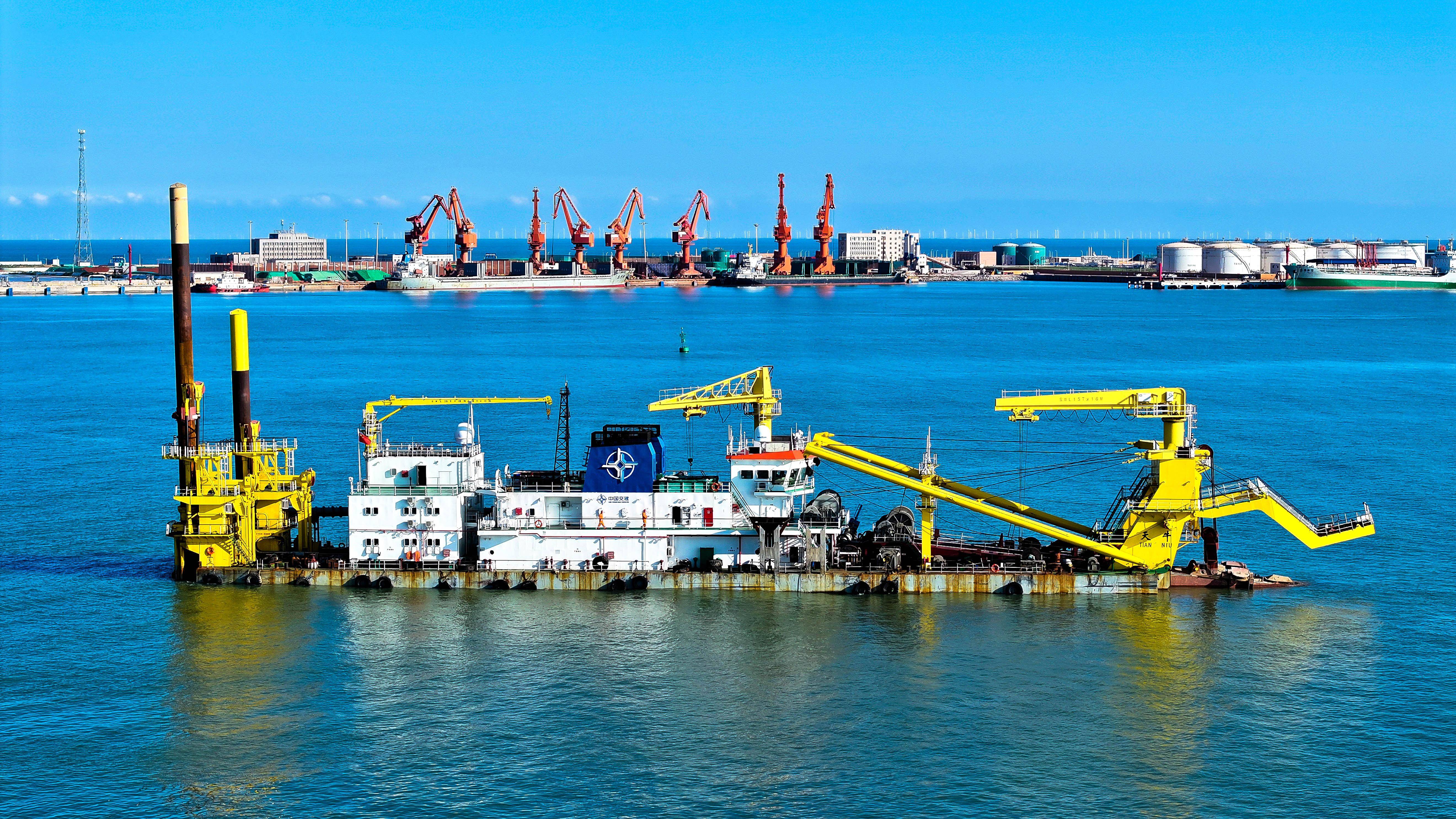 山东港口滨州港航道维护性疏浚工程作业忙