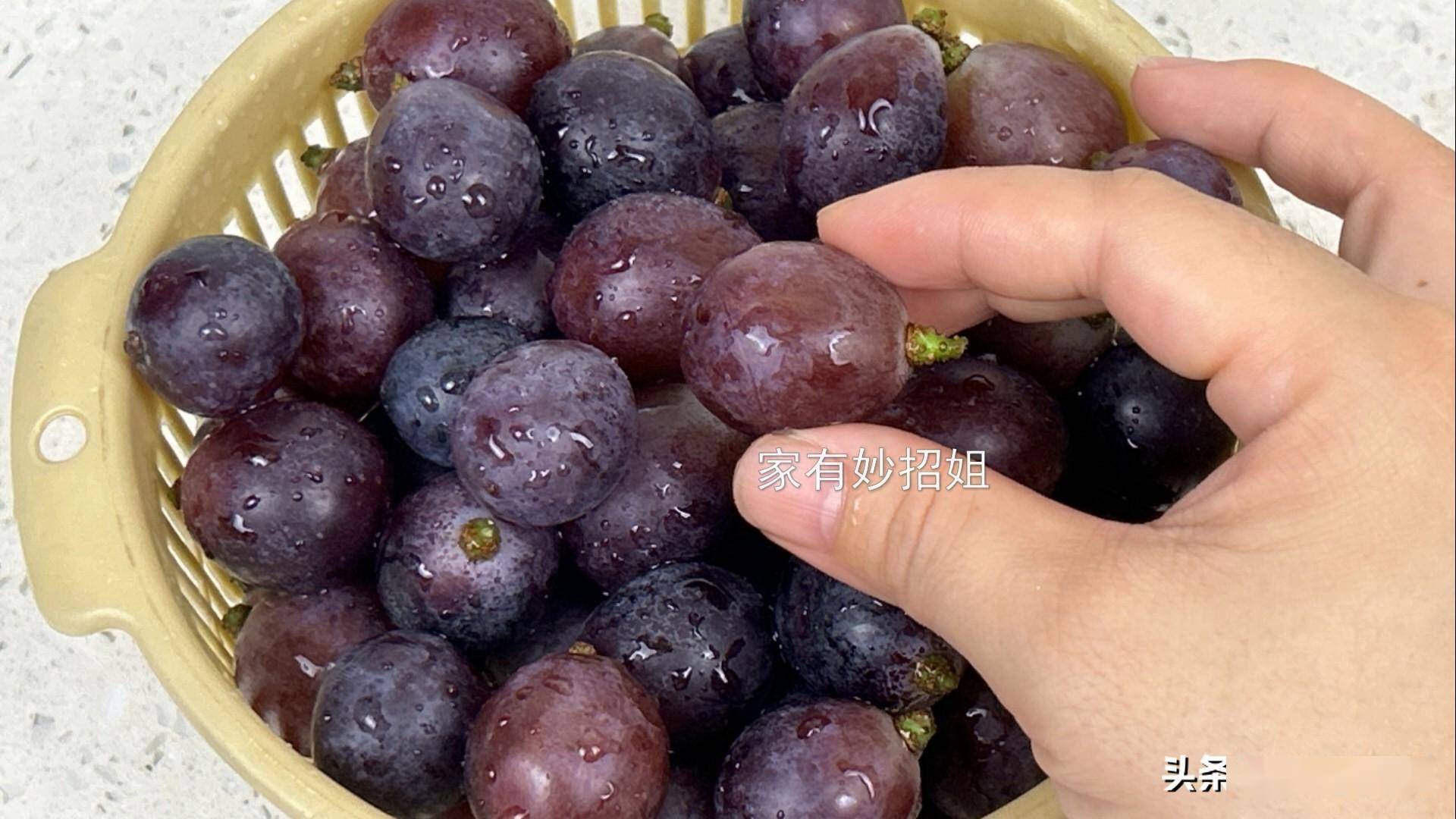 ​洗葡萄,有人用面有人用盐?老果农:都不对,这样洗可以放心吃