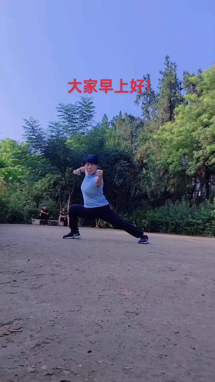 大家早上好!晨练随拍 坚持自律 强身健体 努力坚持 后面的景漂亮吗?