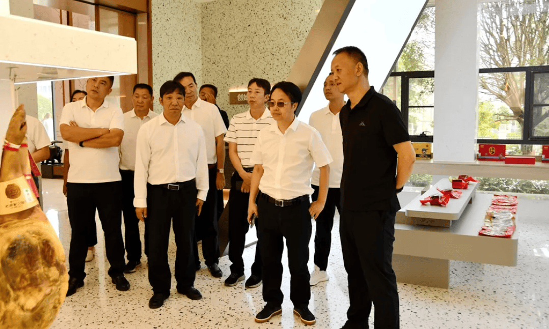 8月21日,宣威市委副书记,市长许韶发会见德康集团创始人王德根,双方就