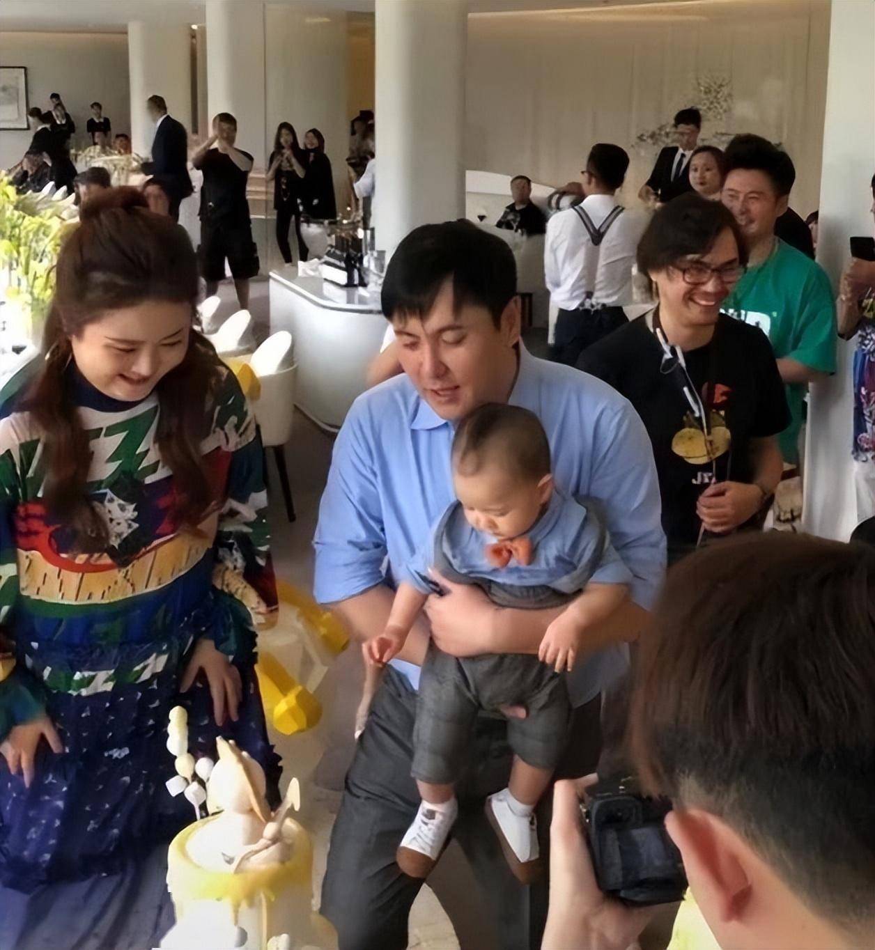 沈腾参加家宴,啃鸡腿,逗孩子,给侄女签名,未见老婆孩子引热议