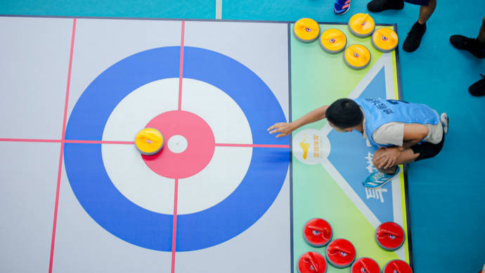 商场体育烟火 市民全力角逐“陆地”冰壶比赛