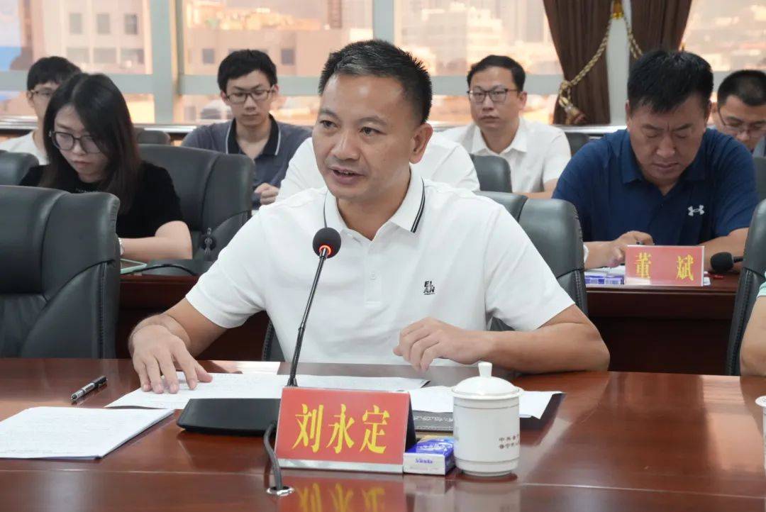 会上,普宁市委书记黄锐亮详细介绍了普宁市的产业基础,资源优势,发展