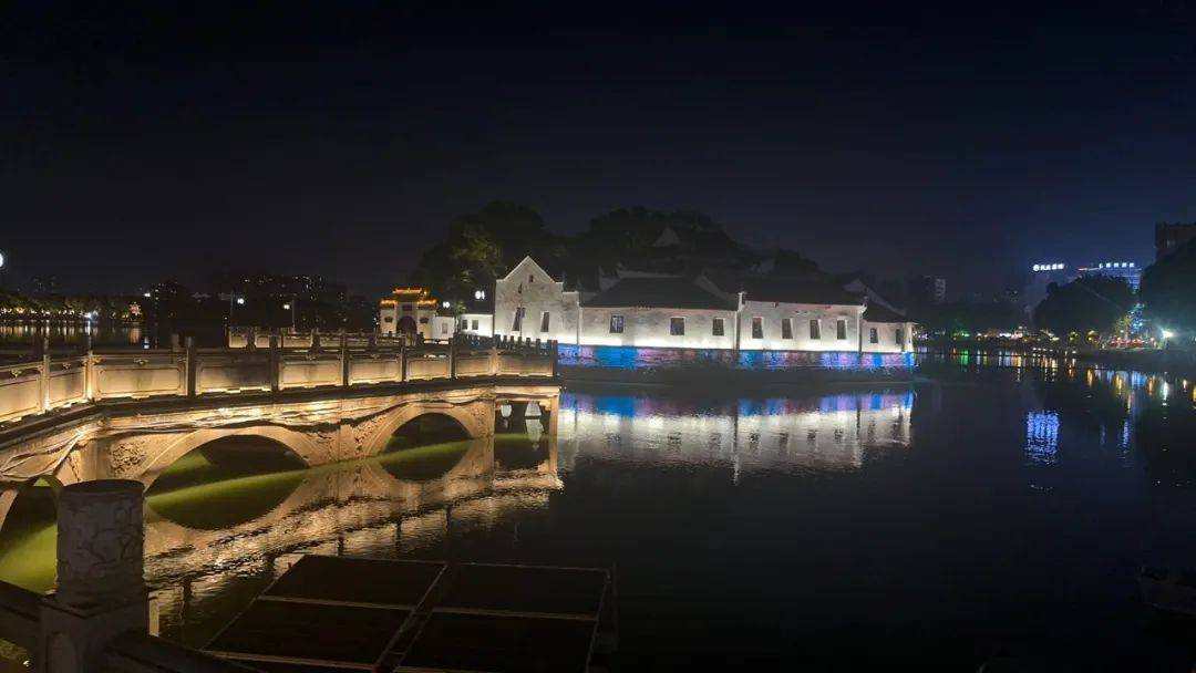 烟水亭夜景非常之美,似踏岛荡于胡泊之上,又似静谧一人感天地之灵气.