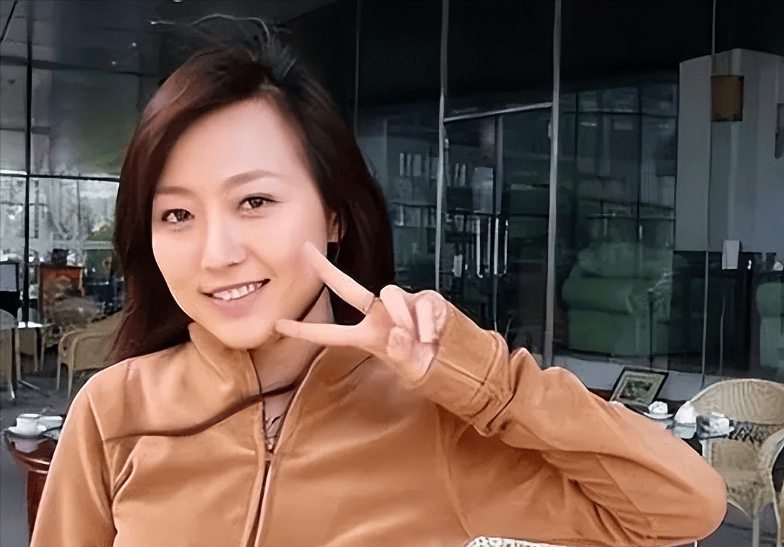 潘长江的女儿潘阳,30岁嫁10亿富豪,为何婚后十年一直住在娘家?