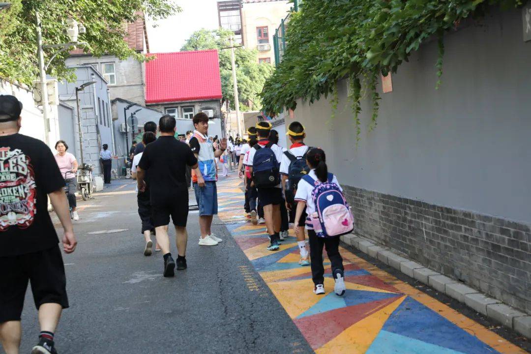 1日清晨,在东城区北京景山学校,北京市第一六六中学校,灯市口小学等地