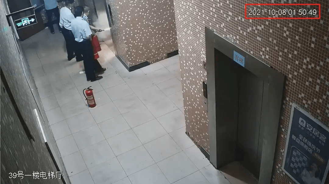 对电梯着火点实施处置物业人员使用灭火器1:50:49电梯轿厢被烟雾笼罩