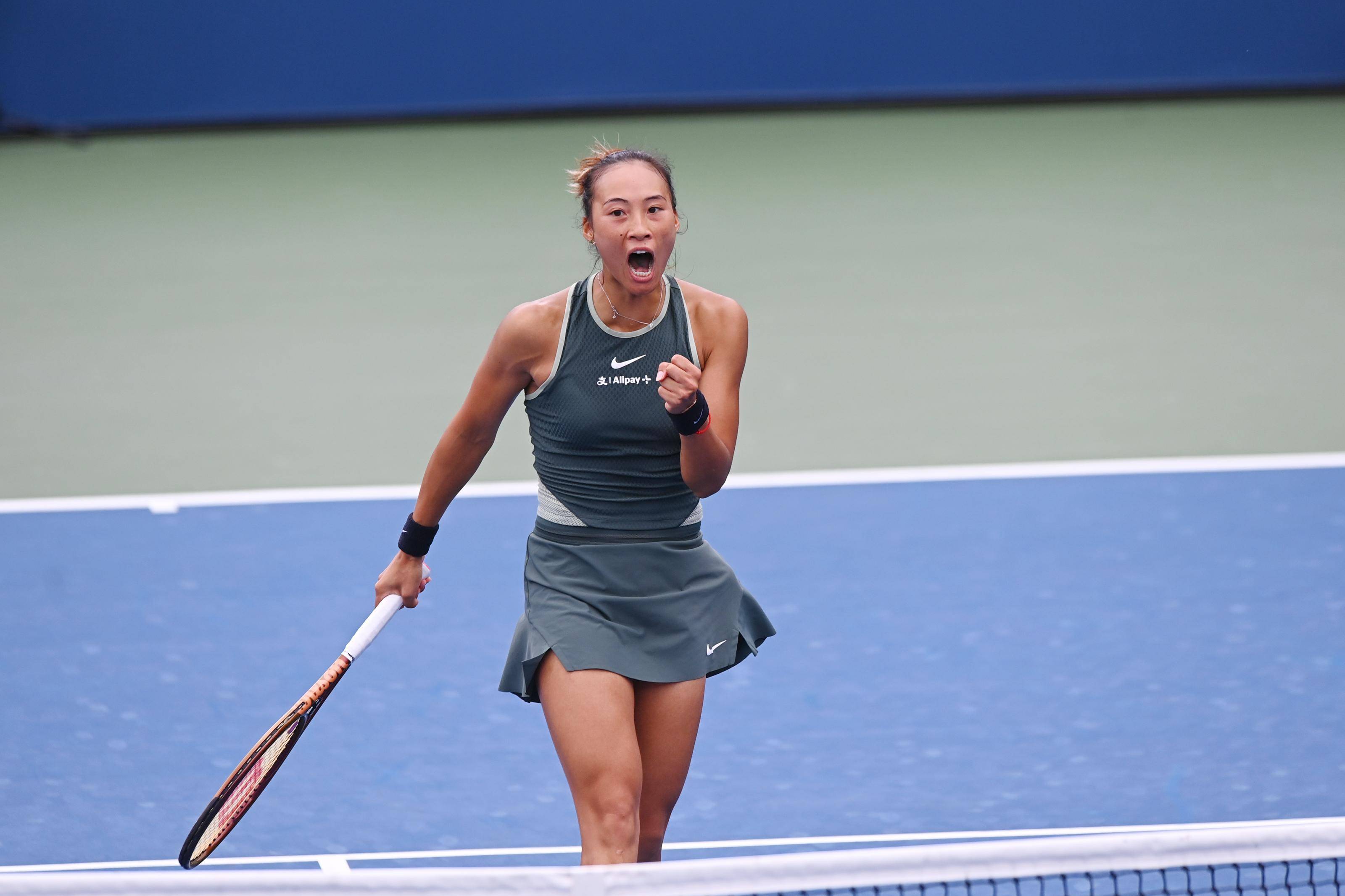 女单决赛,郑钦文直落两盘击败维基奇,为中国网球队赢得一枚宝贵的金牌