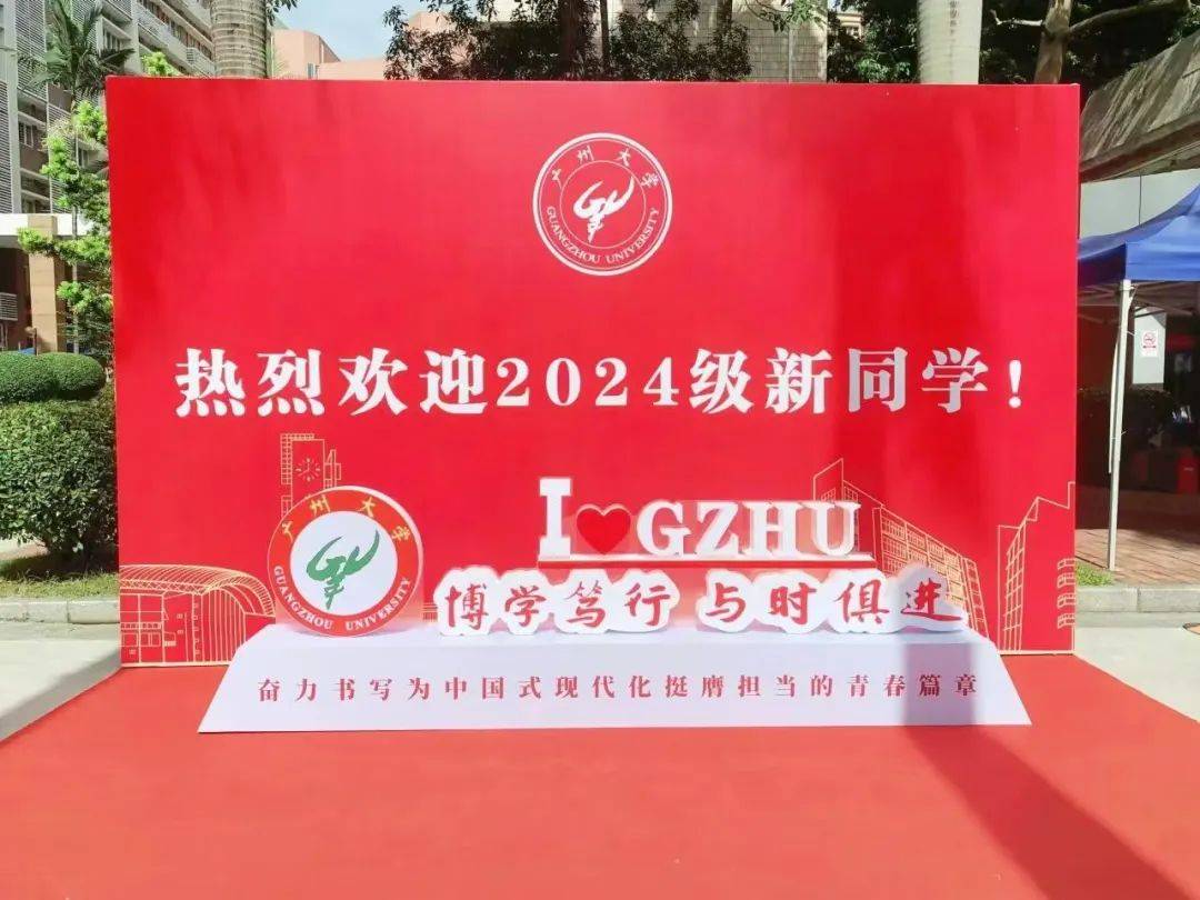 只为欢迎你们的到来块块展板,条条横幅准备就绪迎新季的校园处处"张灯