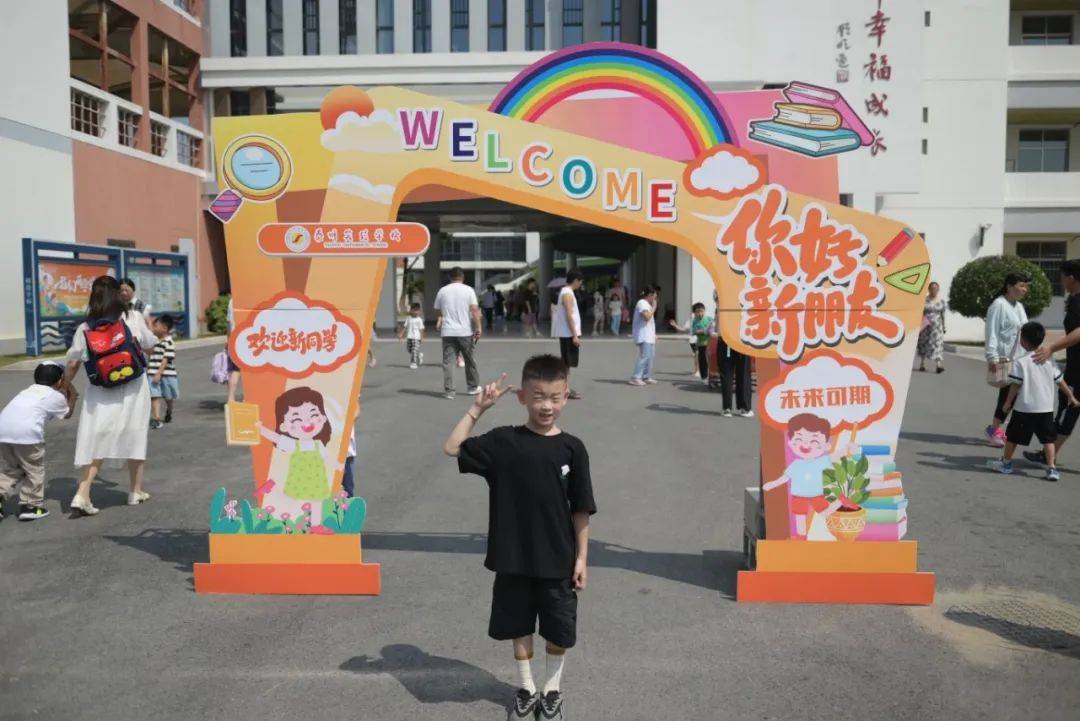 他们迈着轻快的步伐走进校园,迎面是欢迎新生的拱门形状大展示牌,上面