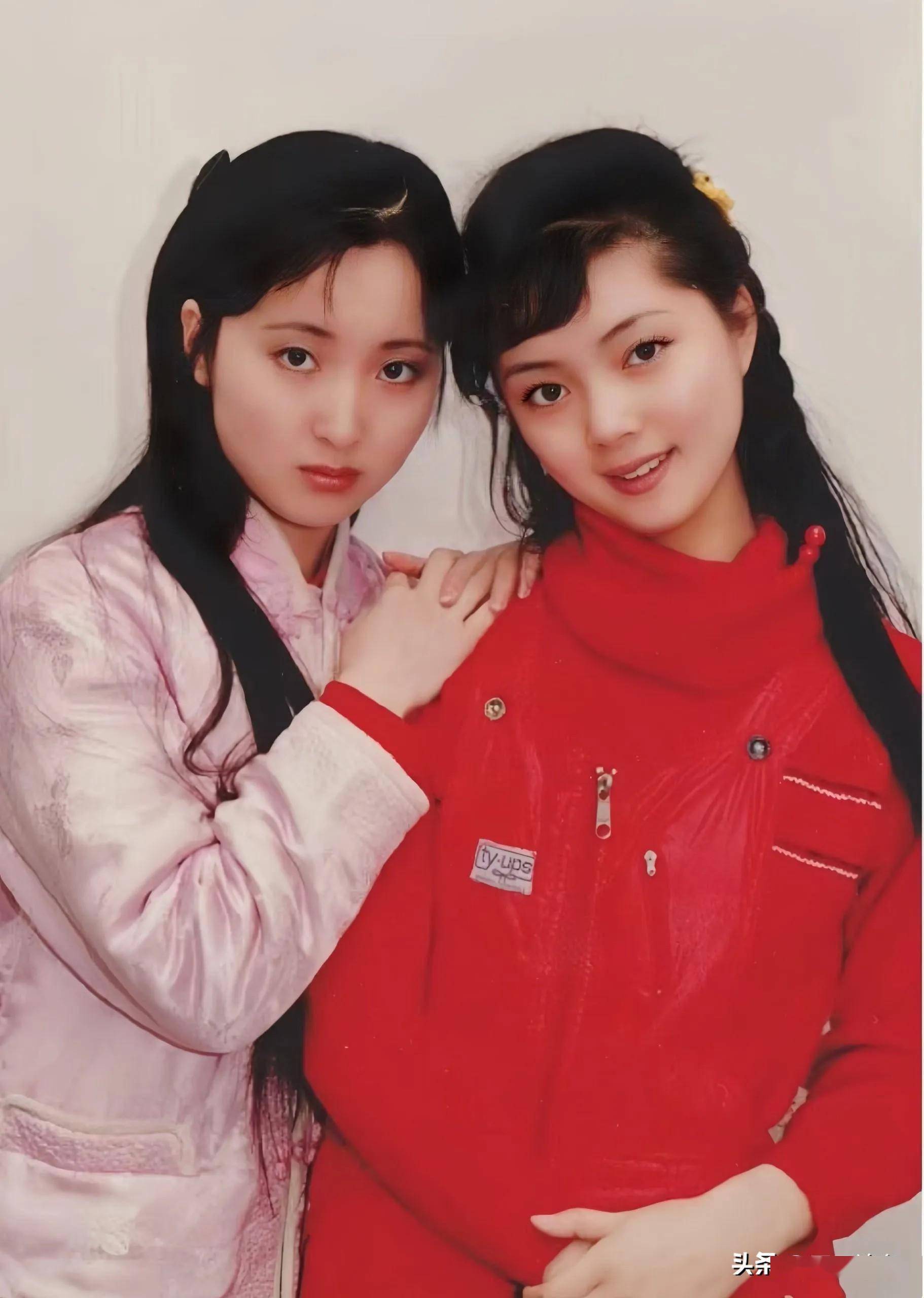 陈晓旭换上现代装后,还是林黛玉神态,偏爱穿色彩艳丽的衣服_欧阳奋强