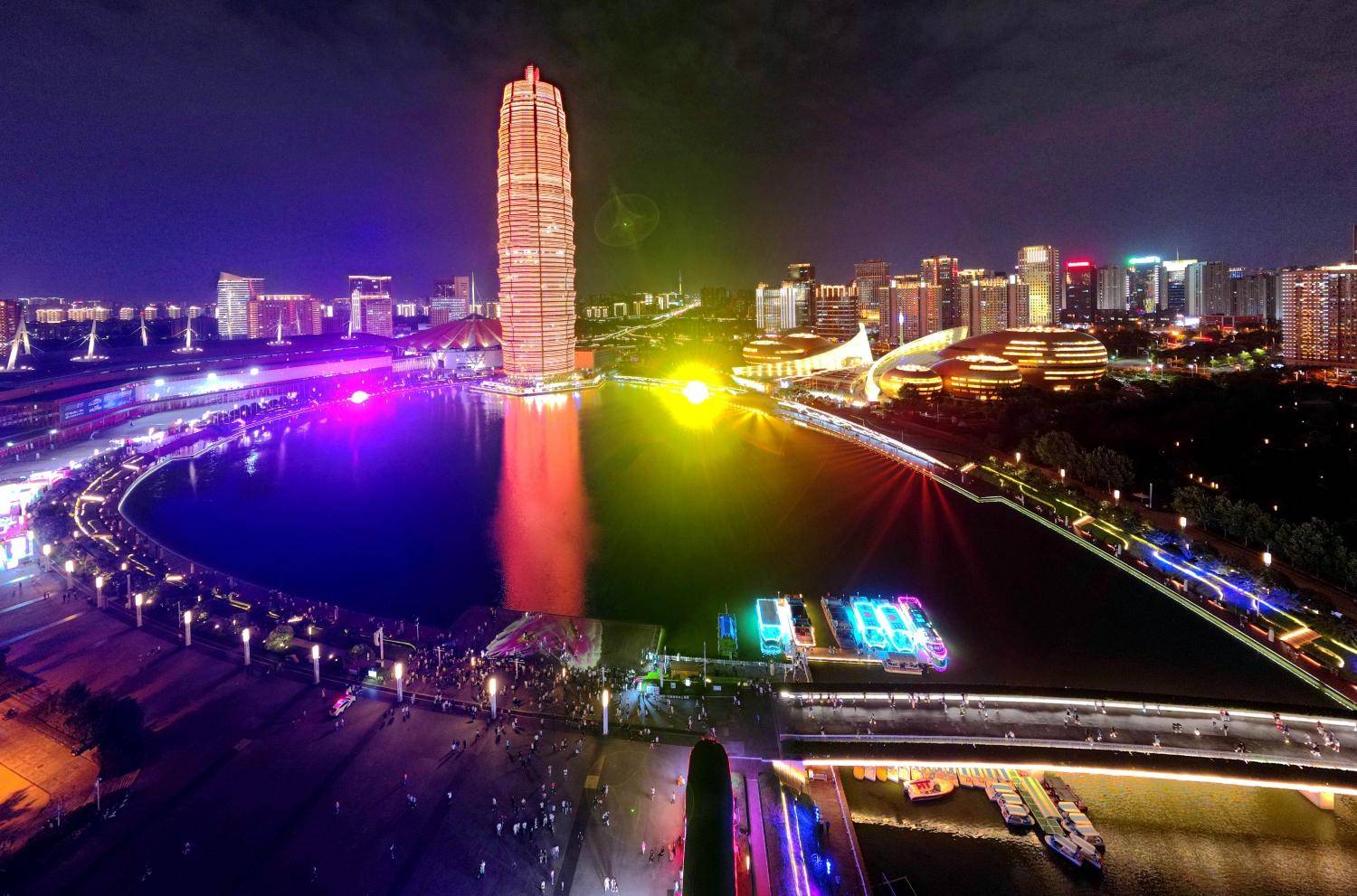 中非媒体团夜游郑东新区:共赏如意湖美景 感受郑州蓬勃发展