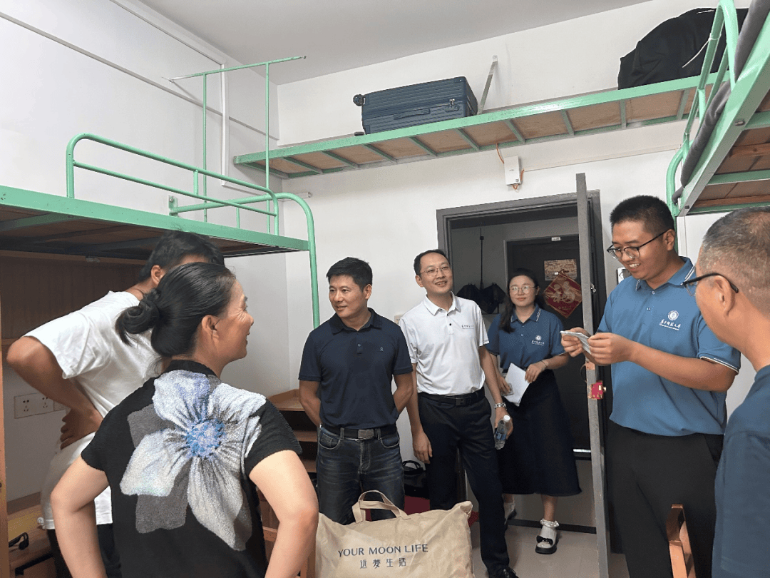 此次新生宿舍走访,传递了学校,学院对新生的热烈欢迎和真诚问候,彰显