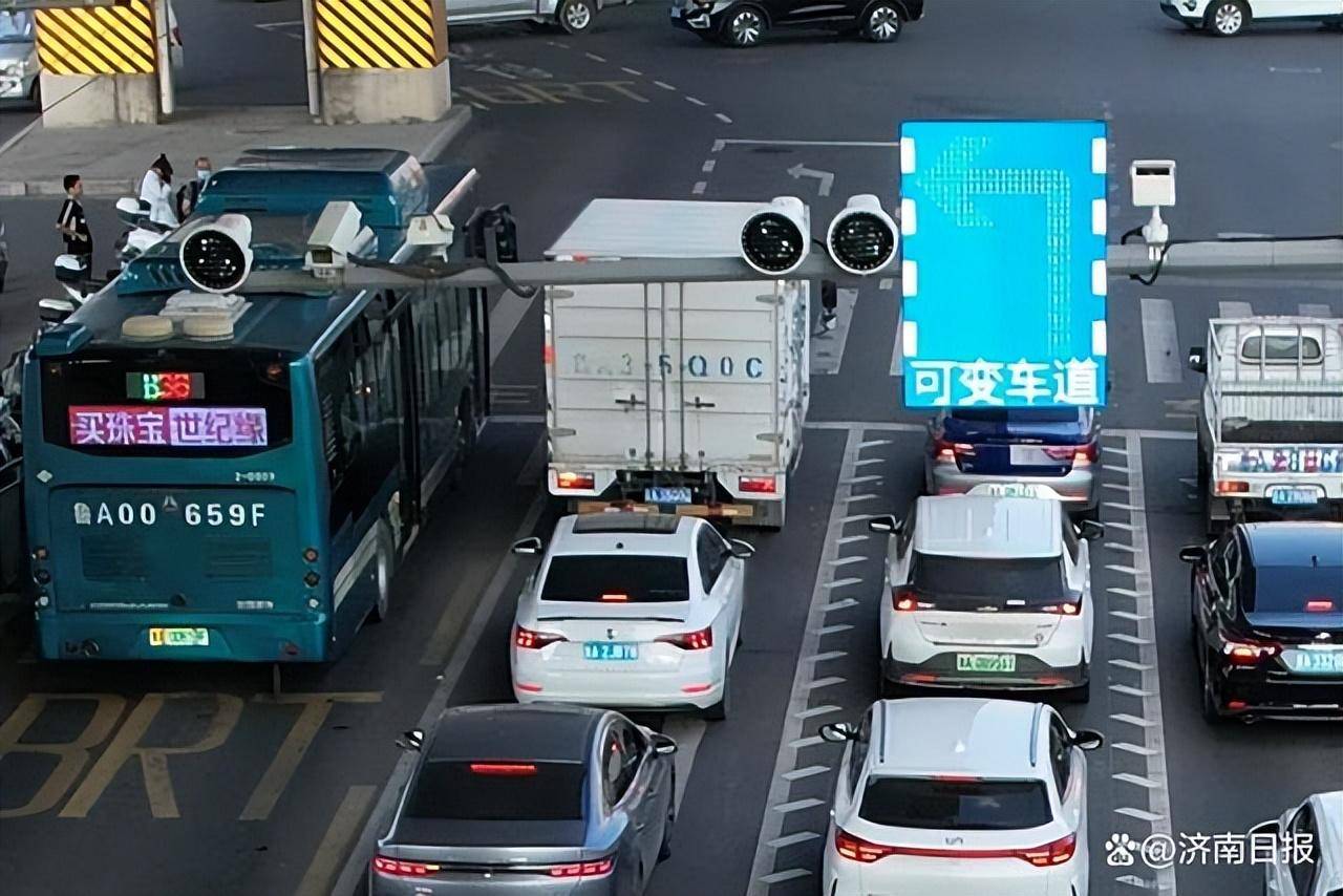 济南首条双可视智能可变导向车道启用 就在这个路口