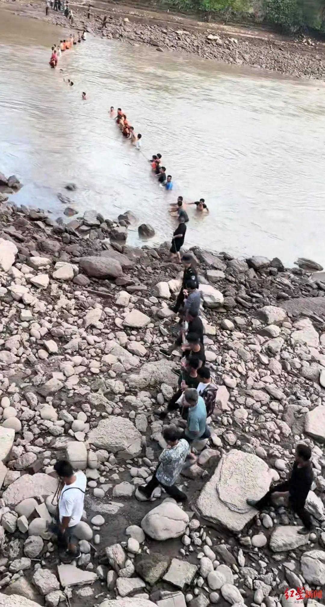 四川一女子不慎落水失踪!系当地网红,仍在搜救