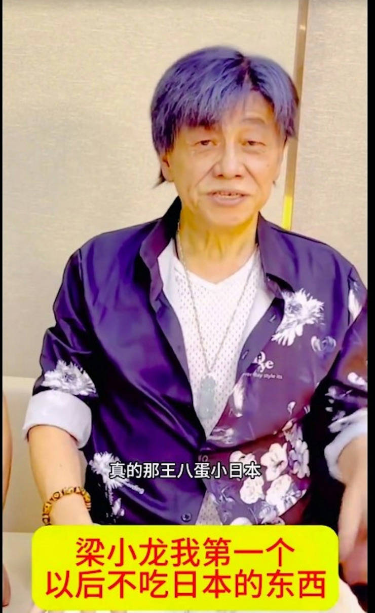 梁小龙,娶小20岁妻子,76岁与网红合照尽显年轻