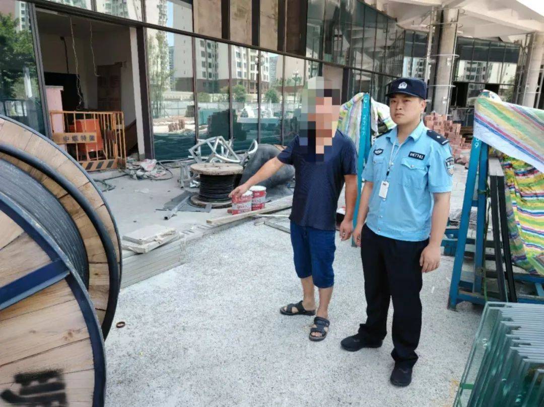 赚"快"钱 戴手铐_工地_严某_高县