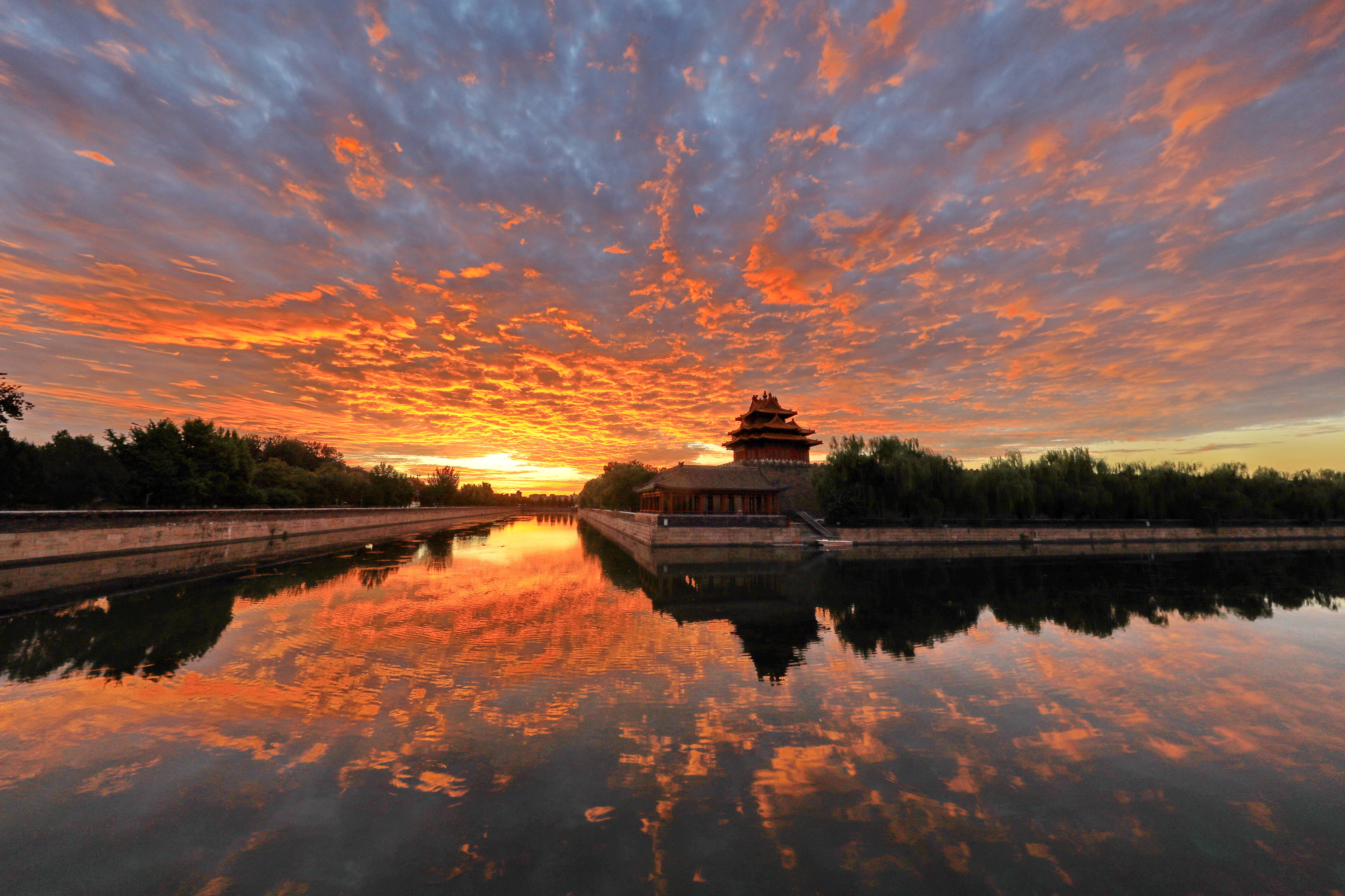 北京:故宫角楼映朝霞