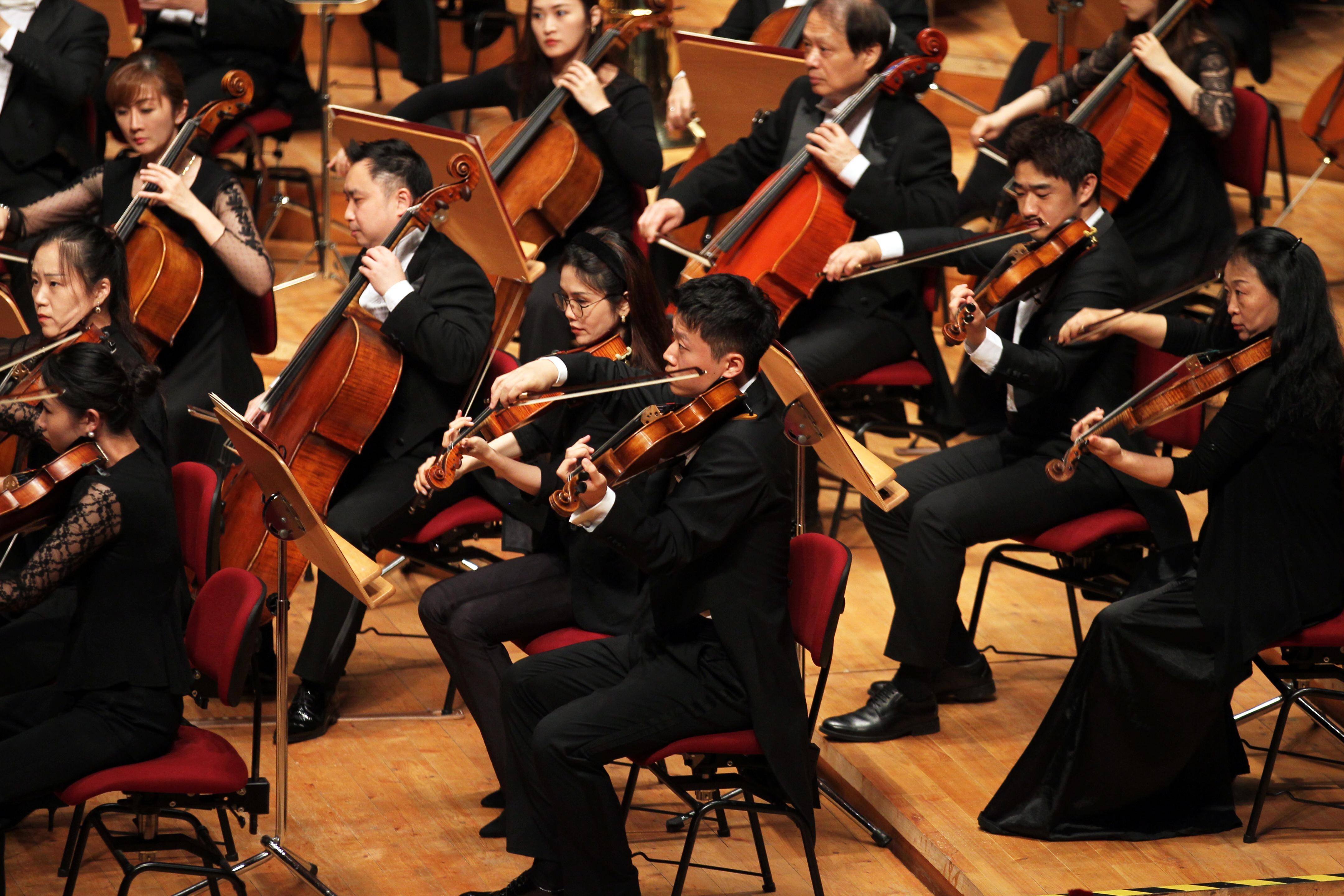 9月6日,上海交响乐团音乐总监,指挥家余隆指挥乐团演奏.