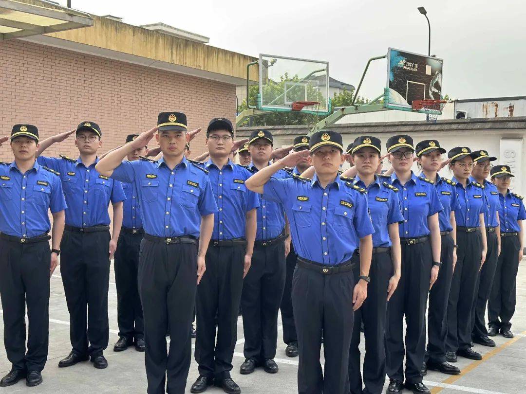 敬礼……动作整齐划一,眼神坚定自信,步伐铿锵有力,充分展现了城管