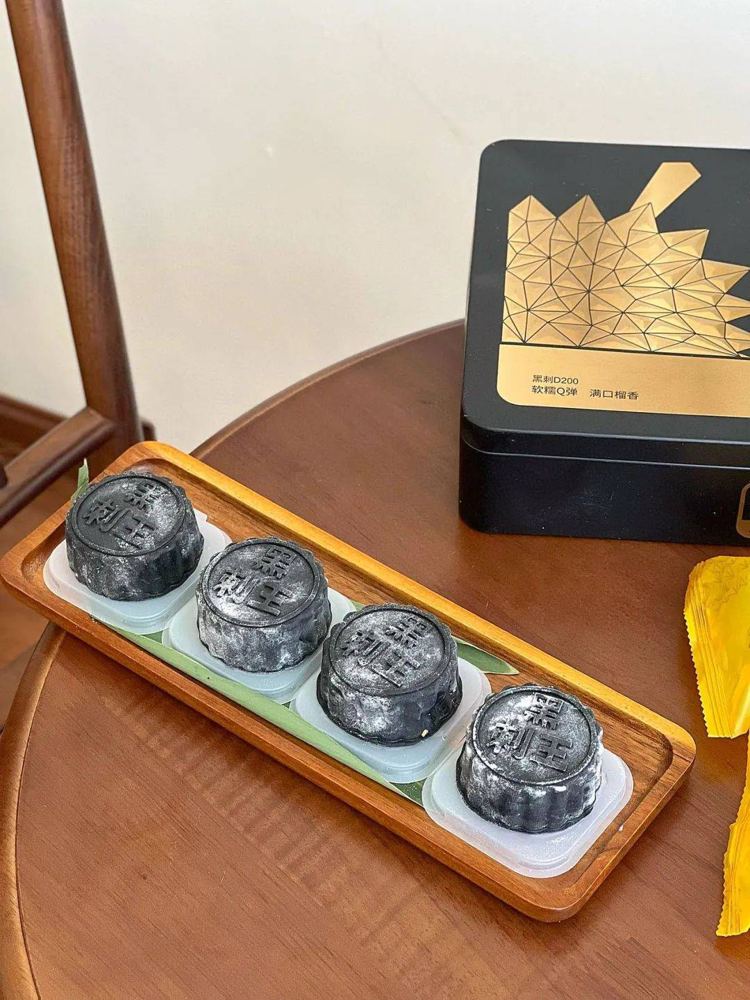 但这款黑刺榴莲月饼,真的刷新了我对冰皮月饼的认知