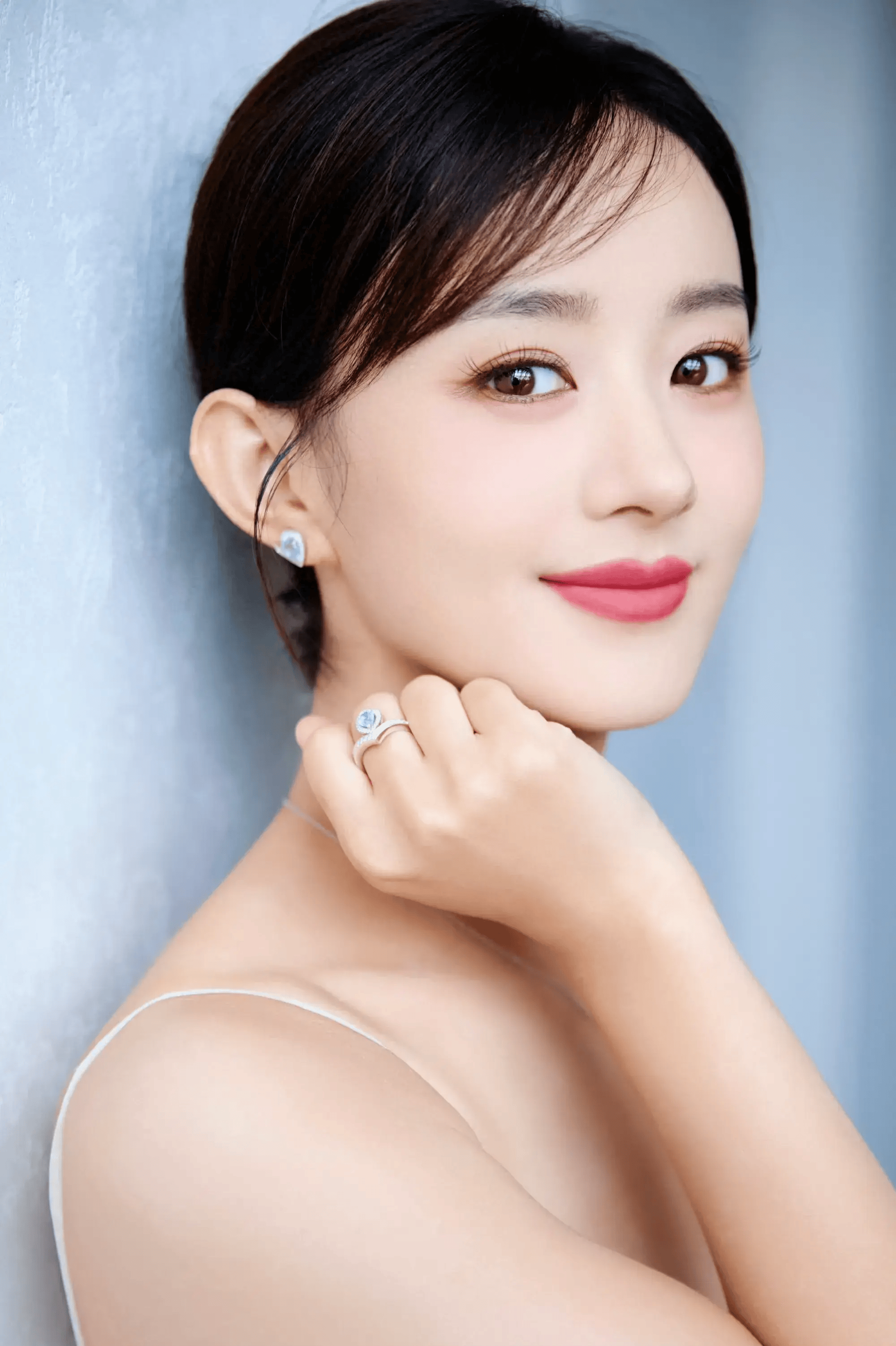 赵丽颖优雅白裙造型:公主颖宝,精致绝美!