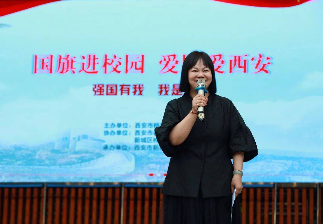 9月5日上午,活动在西安市新城区后宰门小学启帷,这是全市"国旗进校园