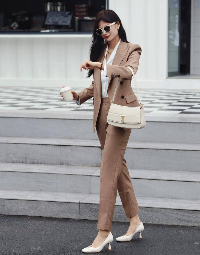 秋天穿西装,配这3双鞋子更时髦!_外套_黑色_运动鞋