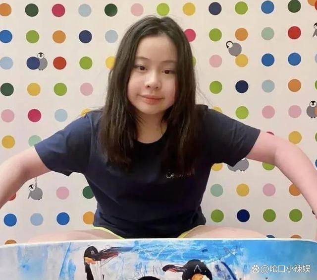 甘比15岁女儿和范爷同框看秀,来了个亲密搂抱,网友:太宠了!