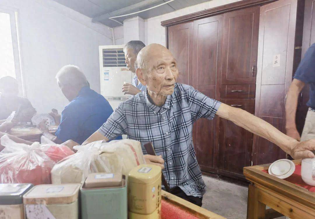 “真是大好人!”这个东洲人自掏腰包,请村民喝茶!_陆树龙_老年_活动室