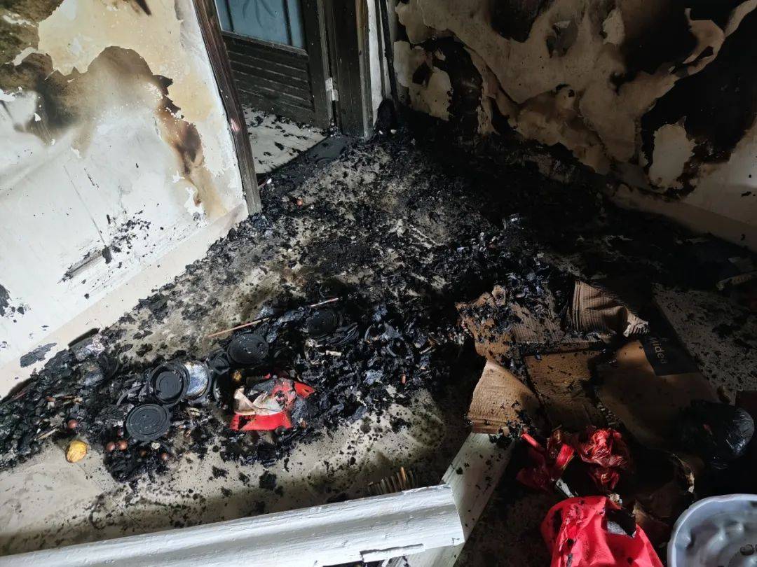 95岁老人嗨皮一下,家被烧得面目全非