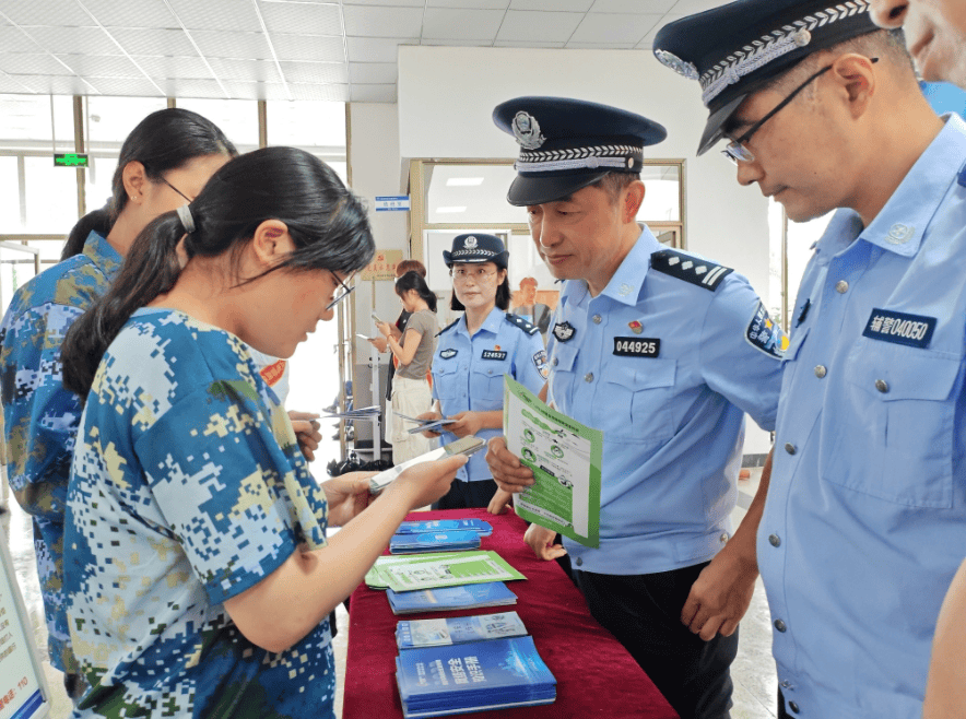 烟台市公安局网安支队组织开展网络安全宣传周“法治日”宣传活动