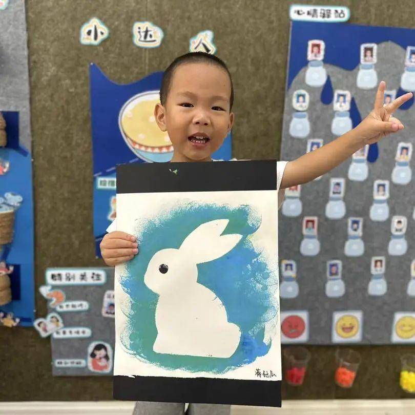 相传,月亮上有一只玉兔,浑身洁白如玉,所以被称作"玉兔".